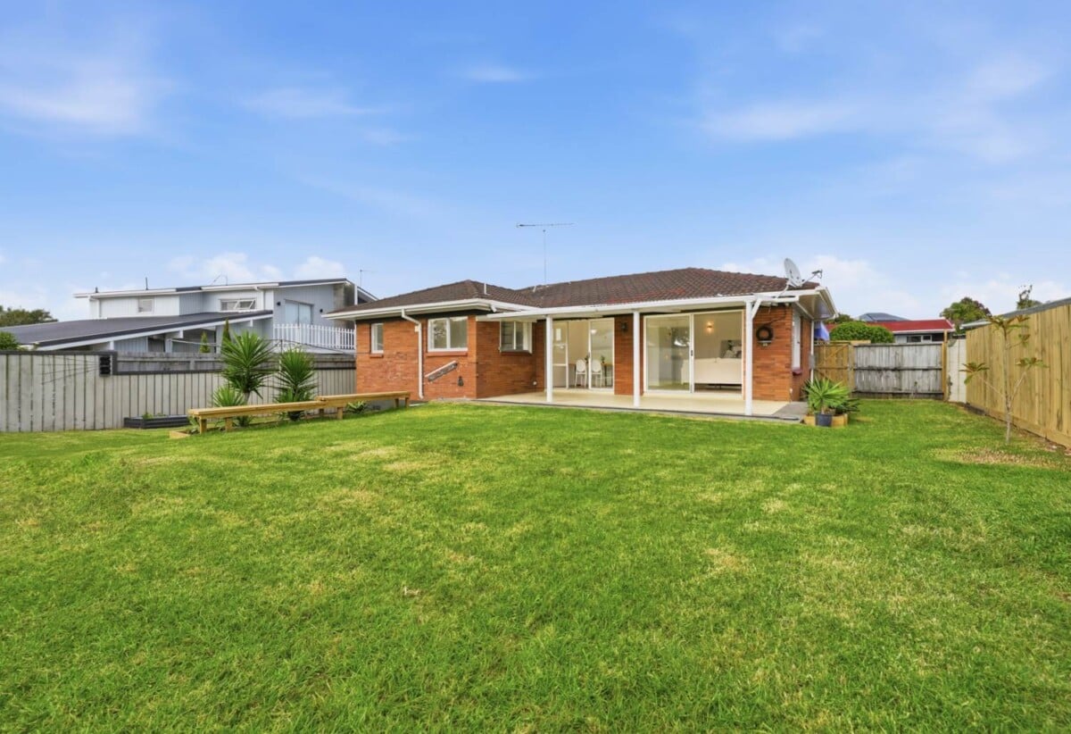 Move-in ready, Updated Brick and tile 3 beds 1 bath house on 617m2 section, close to schools, shopping centre, zoned for Wakaaranga Primary School, Farm Cove Intermediate, and Pakuranga College, 28 Whiteacres Drive, Sunnyhills, Auckland