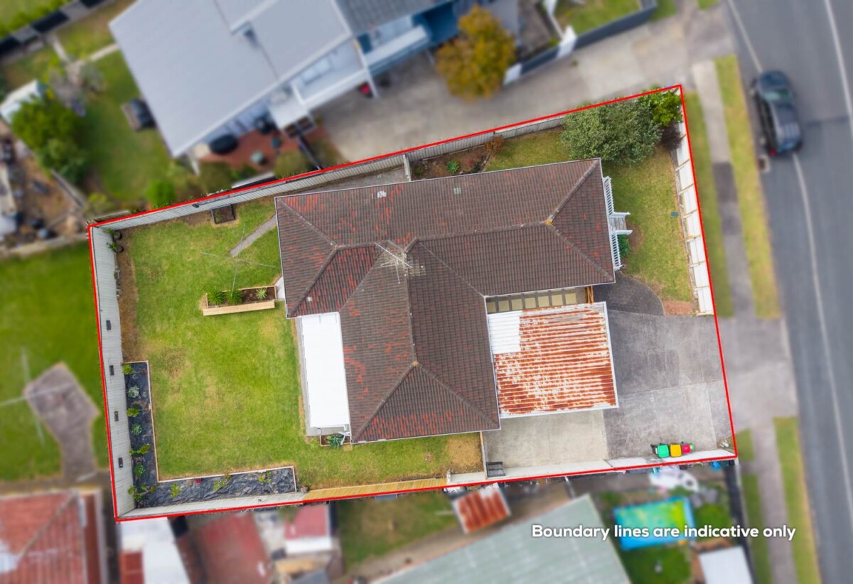 Move-in ready, Updated Brick and tile 3 beds 1 bath house on 617m2 section, close to schools, shopping centre, zoned for Wakaaranga Primary School, Farm Cove Intermediate, and Pakuranga College, 28 Whiteacres Drive, Sunnyhills, Auckland