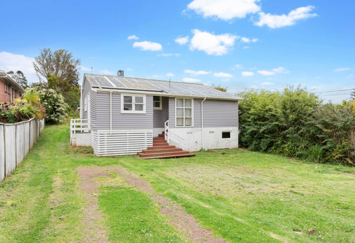 3 beds 1 bath house on 1012m2 section, with 15-minute walk to Lynn Mall, Train Station, and bus terminals. In-zone for Arahoe Primary, Blockhouse Bay Intermediate, and Green Bay High Schools, and nearby is private- Auckland International College, 47 Hutchinson Avenue, New Lynn, Auckland