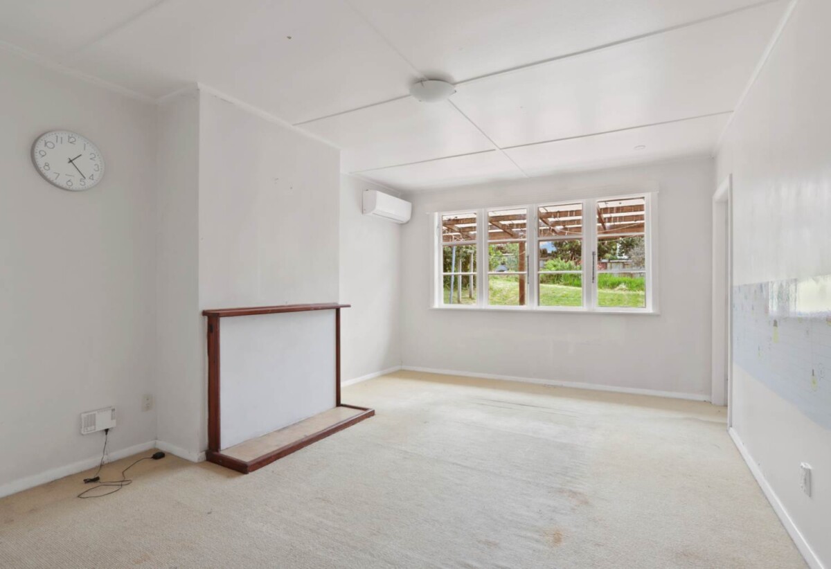 3 beds 1 bath house on 1012m2 section, with 15-minute walk to Lynn Mall, Train Station, and bus terminals. In-zone for Arahoe Primary, Blockhouse Bay Intermediate, and Green Bay High Schools, and nearby is private- Auckland International College, 47 Hutchinson Avenue, New Lynn, Auckland