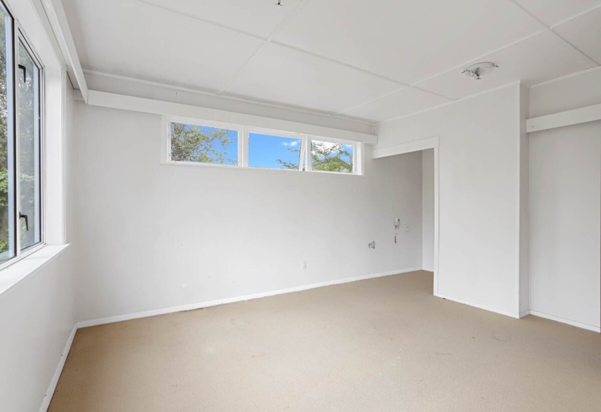 3 beds 1 bath house on 1012m2 section, with 15-minute walk to Lynn Mall, Train Station, and bus terminals. In-zone for Arahoe Primary, Blockhouse Bay Intermediate, and Green Bay High Schools, and nearby is private- Auckland International College, 47 Hutchinson Avenue, New Lynn, Auckland