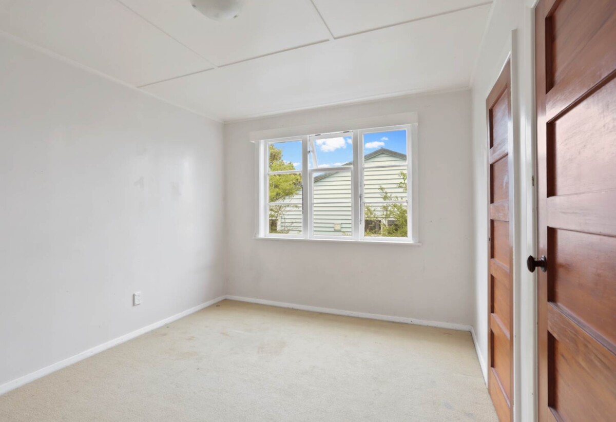 3 beds 1 bath house on 1012m2 section, with 15-minute walk to Lynn Mall, Train Station, and bus terminals. In-zone for Arahoe Primary, Blockhouse Bay Intermediate, and Green Bay High Schools, and nearby is private- Auckland International College, 47 Hutchinson Avenue, New Lynn, Auckland