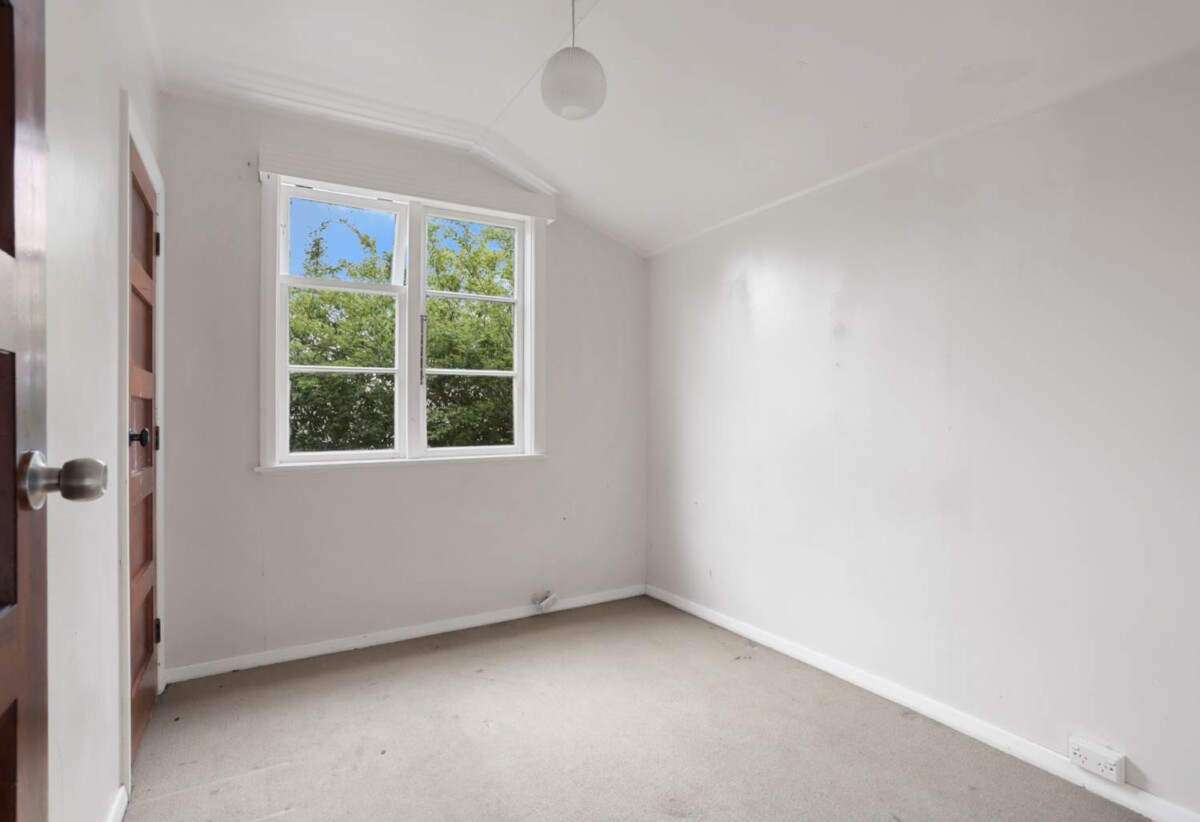 3 beds 1 bath house on 1012m2 section, with 15-minute walk to Lynn Mall, Train Station, and bus terminals. In-zone for Arahoe Primary, Blockhouse Bay Intermediate, and Green Bay High Schools, and nearby is private- Auckland International College, 47 Hutchinson Avenue, New Lynn, Auckland