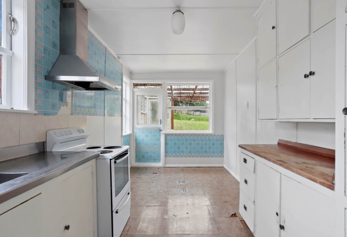 3 beds 1 bath house on 1012m2 section, with 15-minute walk to Lynn Mall, Train Station, and bus terminals. In-zone for Arahoe Primary, Blockhouse Bay Intermediate, and Green Bay High Schools, and nearby is private- Auckland International College, 47 Hutchinson Avenue, New Lynn, Auckland