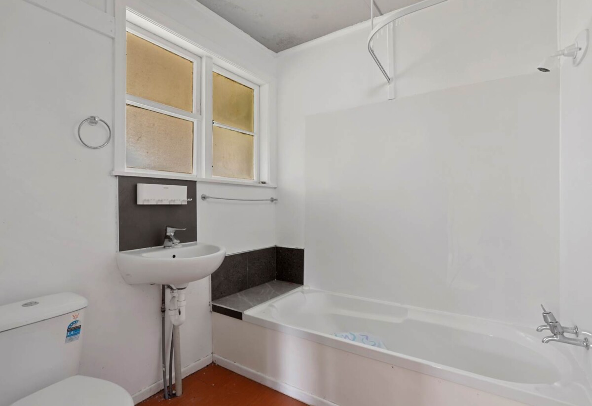 3 beds 1 bath house on 1012m2 section, with 15-minute walk to Lynn Mall, Train Station, and bus terminals. In-zone for Arahoe Primary, Blockhouse Bay Intermediate, and Green Bay High Schools, and nearby is private- Auckland International College, 47 Hutchinson Avenue, New Lynn, Auckland