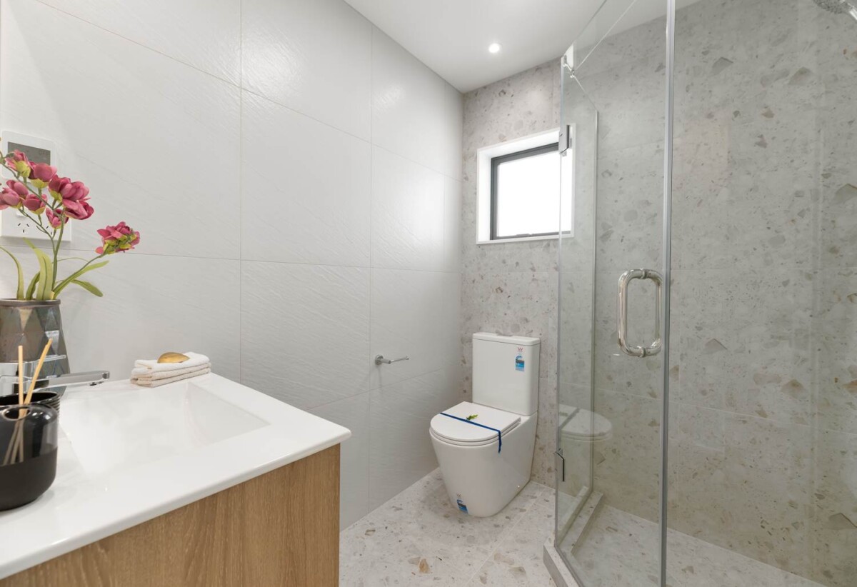 Brandnew standalone 4 beds 2 baths home with garage, lose to Glenfield Mall, Marlborough Primary School, and the popular Oruamo Reserve. easy motorway access, 58C Marlborough Avenue, Glenfield, Auckland