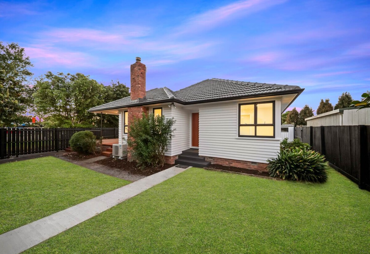 Fully renovated standalone 2 beds 1 bath home with garage, The rear garage has been fully refurbished, close to schools, supermarket, train station, motorway access, 1/3 Cross Street, Papakura, Auckland