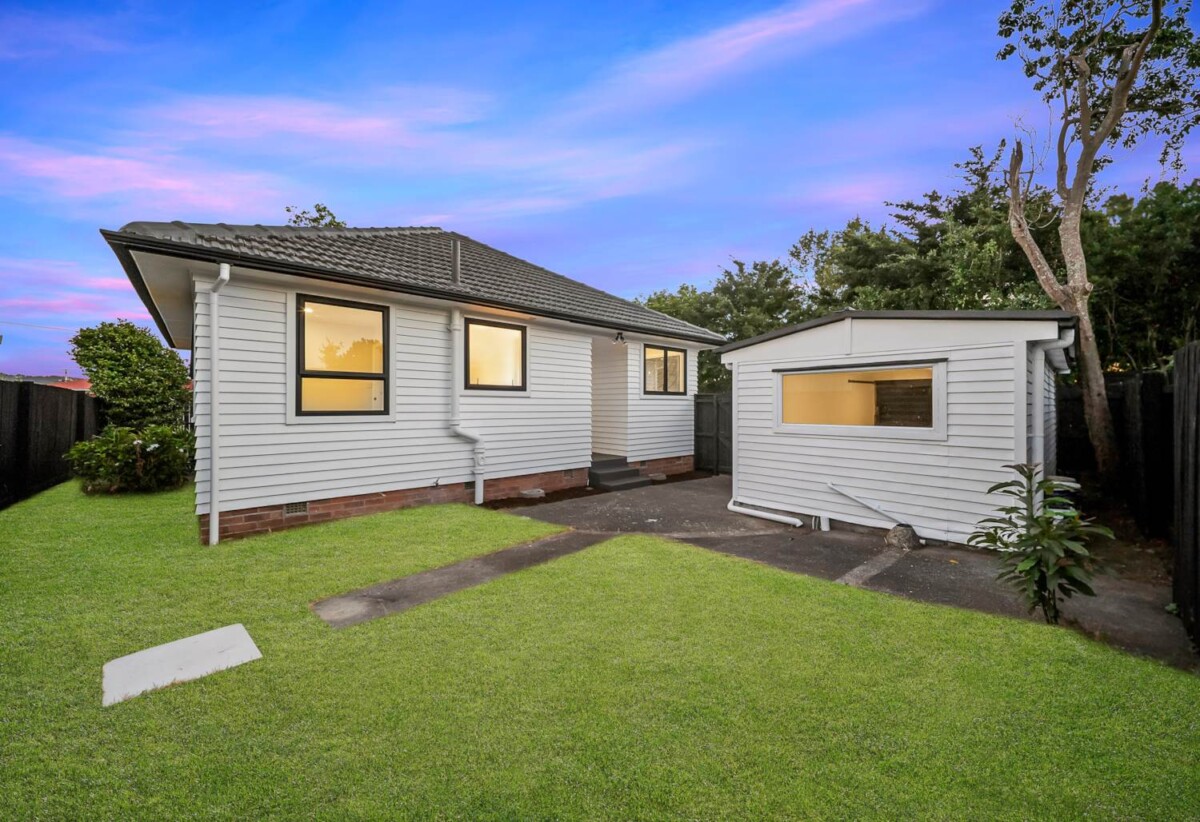 Fully renovated standalone 2 beds 1 bath home with garage, The rear garage has been fully refurbished, close to schools, supermarket, train station, motorway access, 1/3 Cross Street, Papakura, Auckland