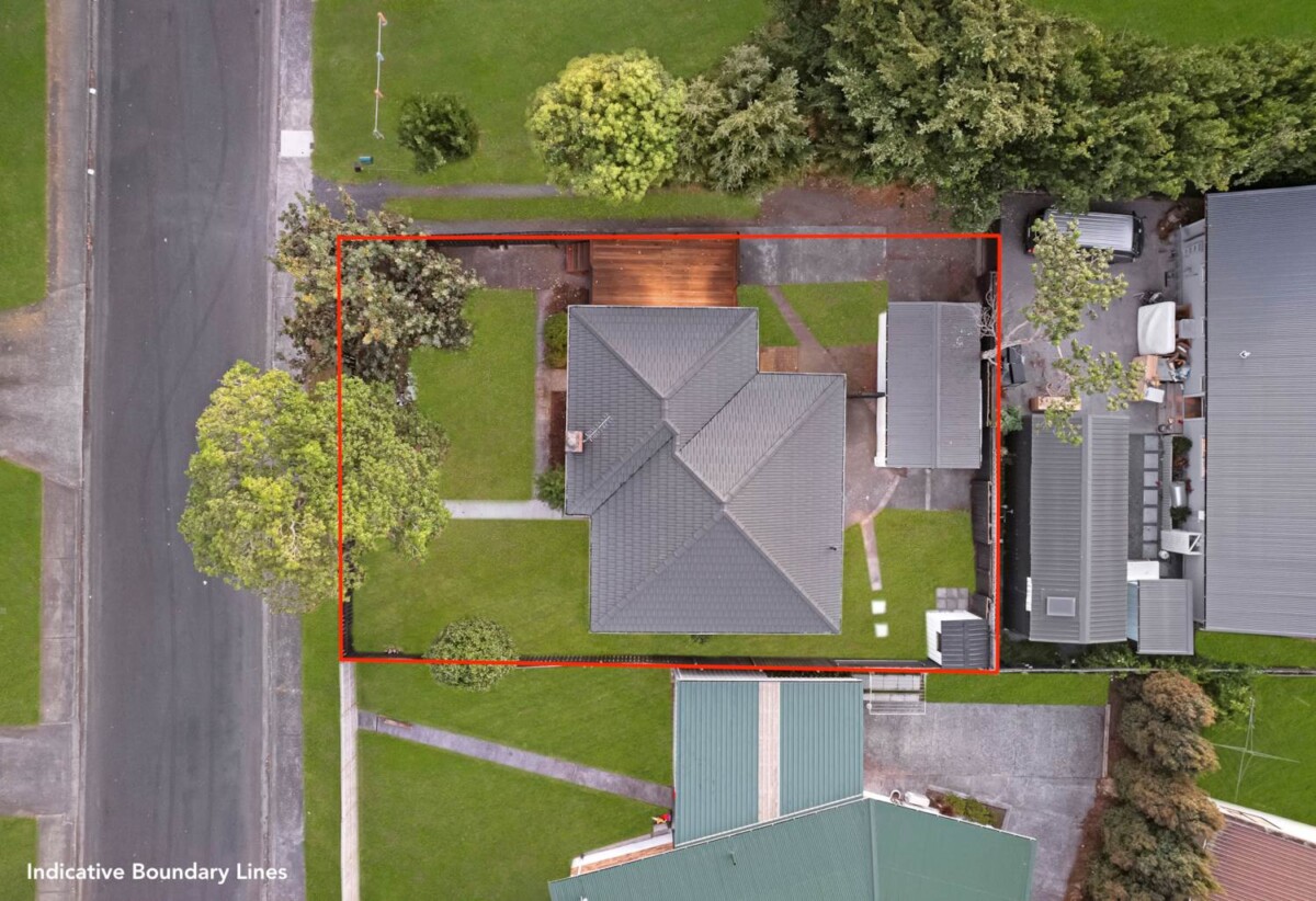 Fully renovated standalone 2 beds 1 bath home with garage, The rear garage has been fully refurbished, close to schools, supermarket, train station, motorway access, 1/3 Cross Street, Papakura, Auckland
