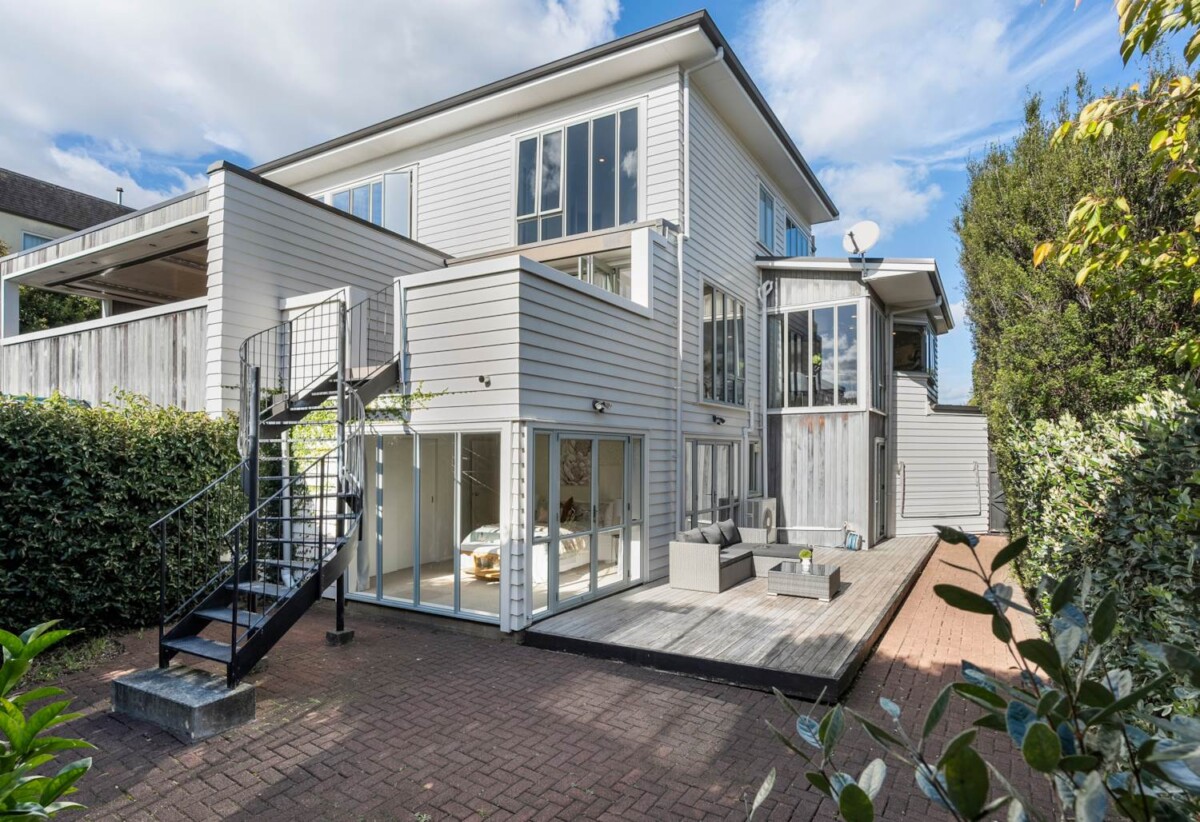 3 baths 2.5 baths home with double garage, Moments to Meadowbank Village Shops, golf club, Waiatarua Reserve, schools, zoned for Meadowbank Primary School, Remuera Intermediate, and Selwyn College, 3/758 Remuera Road, Remuera, Auckland