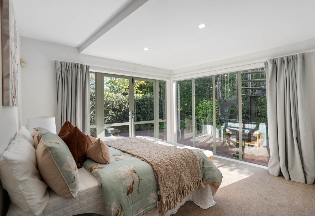 3 baths 2.5 baths home with double garage, Moments to Meadowbank Village Shops, golf club, Waiatarua Reserve, schools, zoned for Meadowbank Primary School, Remuera Intermediate, and Selwyn College, 3/758 Remuera Road, Remuera, Auckland