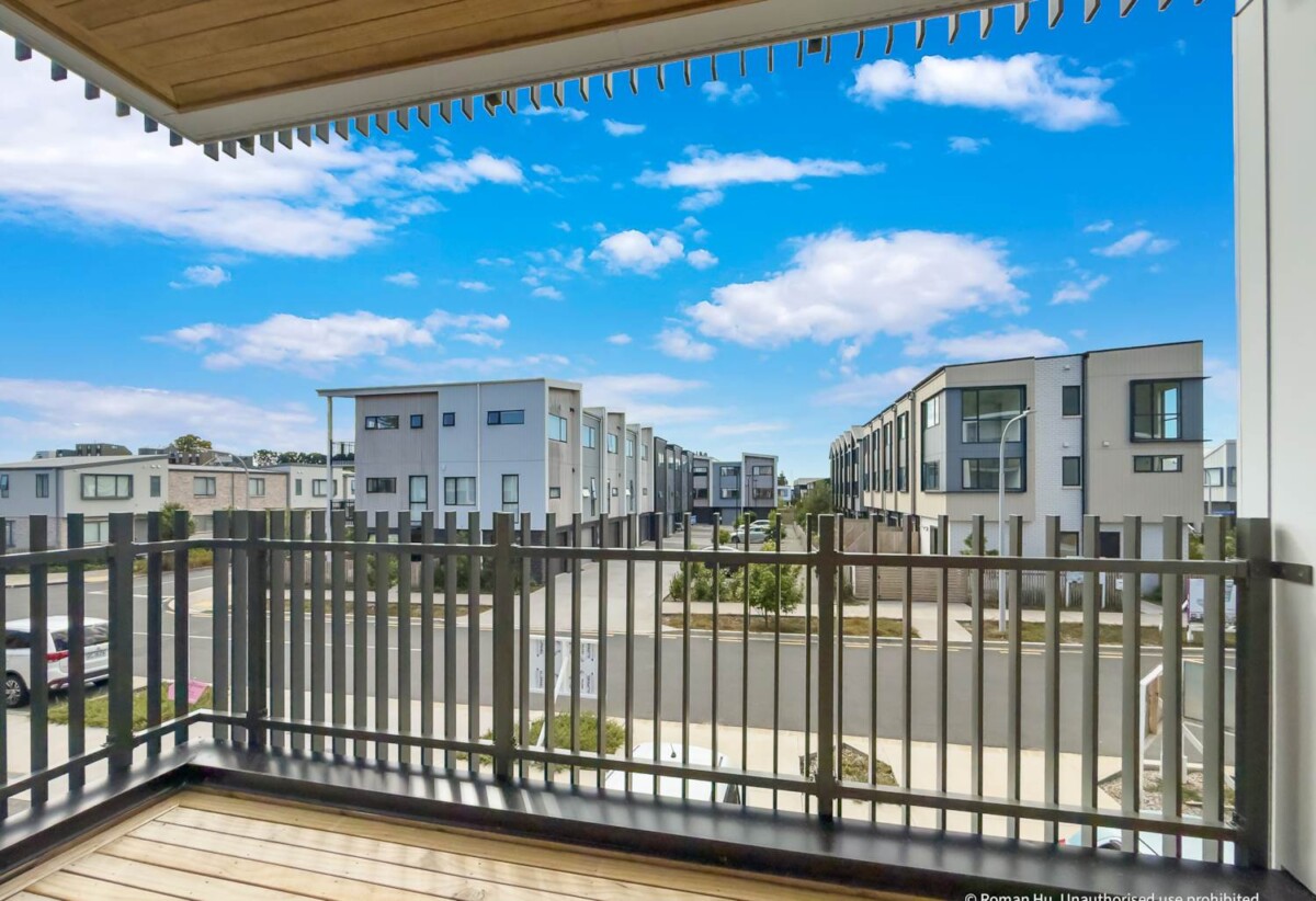 117m2 3 beds 3 baths home with car park, including 1 self-contained studio ground floor, close to schools, IKEA, Sylvia Park mall, transport links and motorway access, 41 Hokoteta Street, Mt Wellington, Auckland