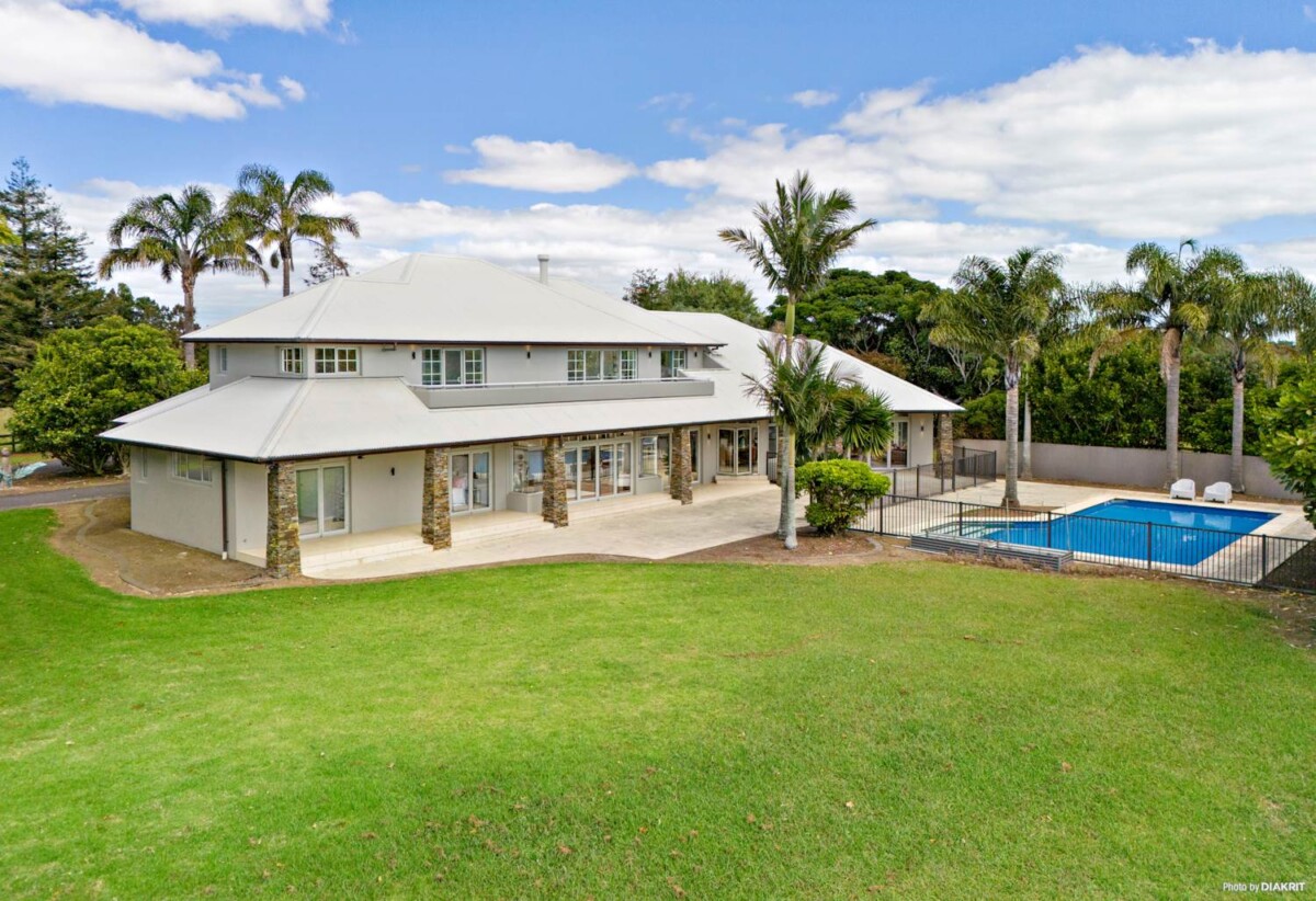 Motivated overseas owners, 606m2 6 beds + 2 offices 4 baths Grand Estate on 4.1973ha land, private swimming pool, tA large triple-car garage with dedicated gear storage, a separate laundry with an ironing room, close to Karaka Golf Club, Karaka Racecourse, Drury commercial hub (Countdown, shops, dining), ACG Strathallan and karaka school, 38 William Potter Lane, Karaka, Auckland