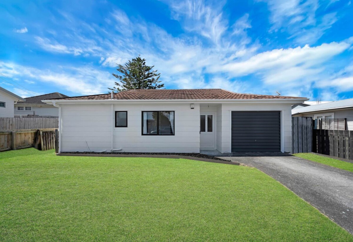 Renovated standalone 3 beds 1 bath house with garage on half of 900m2 section, close to schools, shops, supermarkets, Auckland Botanic Gardens, motorway access, 2/38 Myers Road, Manurewa East, Auckland
