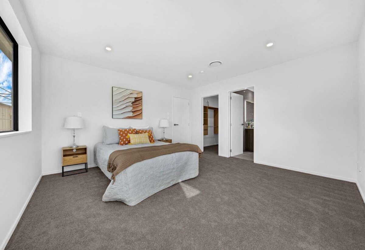 6 beds 4.5 baths house with garage and 1 bed granny, close to schools, shops, motorway access, waterfront walkway, 0.5 km to Hingaia Peninsula School, 2.2 km to Rosehill Intermediate and Rosehill College, 38 Gazala Road, Karaka, Auckland