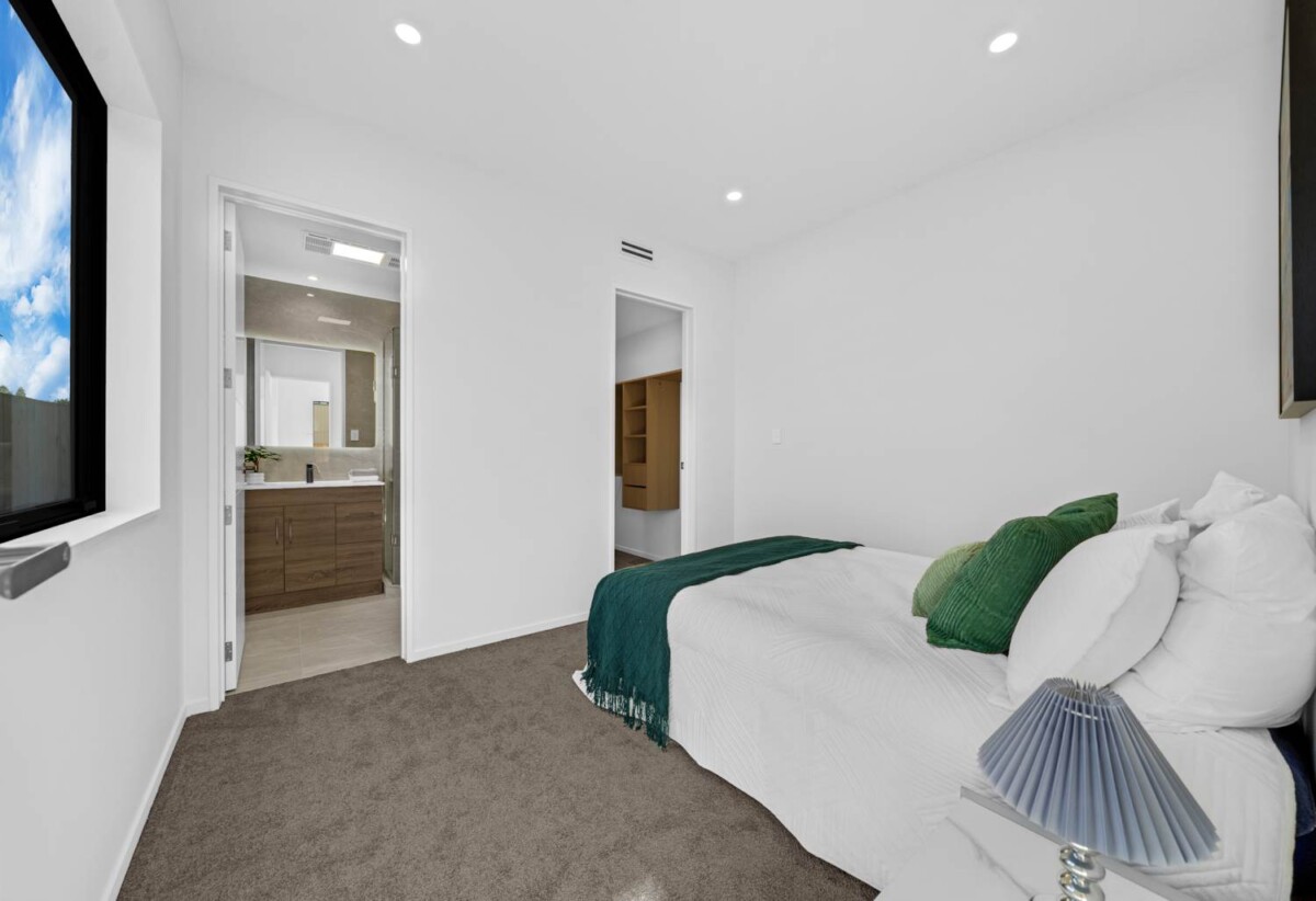 6 beds 4.5 baths house with garage and 1 bed granny, close to schools, shops, motorway access, waterfront walkway, 0.5 km to Hingaia Peninsula School, 2.2 km to Rosehill Intermediate and Rosehill College, 38 Gazala Road, Karaka, Auckland
