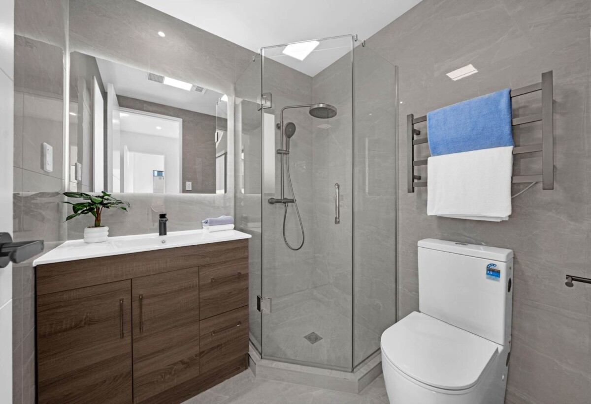 6 beds 4.5 baths house with garage and 1 bed granny, close to schools, shops, motorway access, waterfront walkway, 0.5 km to Hingaia Peninsula School, 2.2 km to Rosehill Intermediate and Rosehill College, 38 Gazala Road, Karaka, Auckland