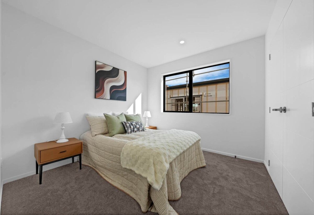 6 beds 4.5 baths house with garage and 1 bed granny, close to schools, shops, motorway access, waterfront walkway, 0.5 km to Hingaia Peninsula School, 2.2 km to Rosehill Intermediate and Rosehill College, 38 Gazala Road, Karaka, Auckland