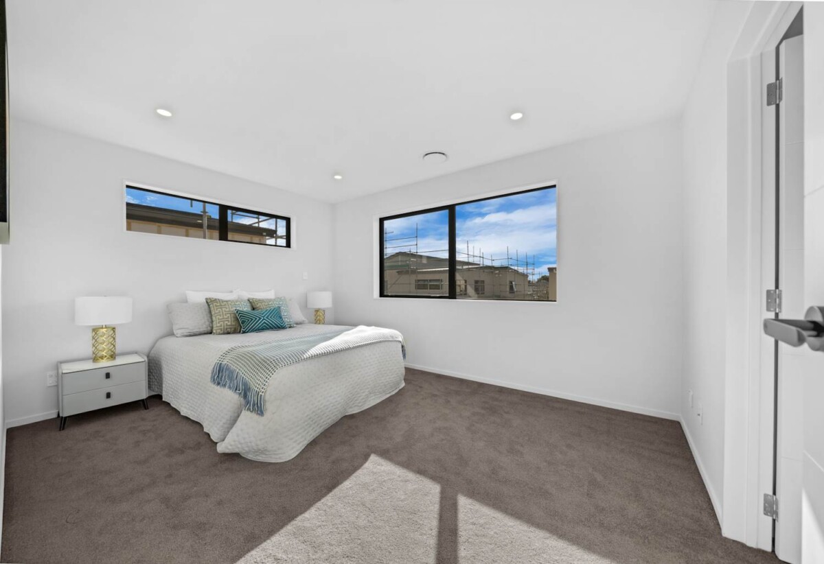 6 beds 4.5 baths house with garage and 1 bed granny, close to schools, shops, motorway access, waterfront walkway, 0.5 km to Hingaia Peninsula School, 2.2 km to Rosehill Intermediate and Rosehill College, 38 Gazala Road, Karaka, Auckland
