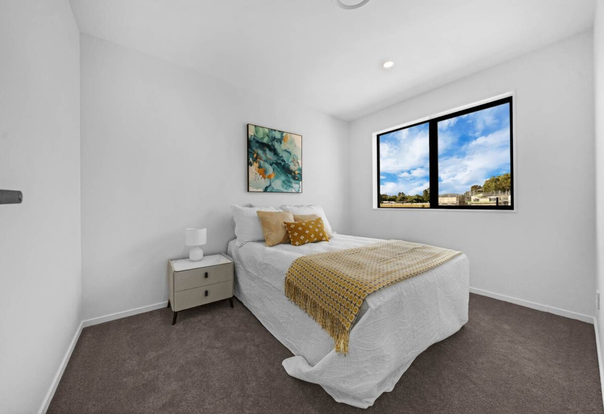 6 beds 4.5 baths house with garage and 1 bed granny, close to schools, shops, motorway access, waterfront walkway, 0.5 km to Hingaia Peninsula School, 2.2 km to Rosehill Intermediate and Rosehill College, 38 Gazala Road, Karaka, Auckland
