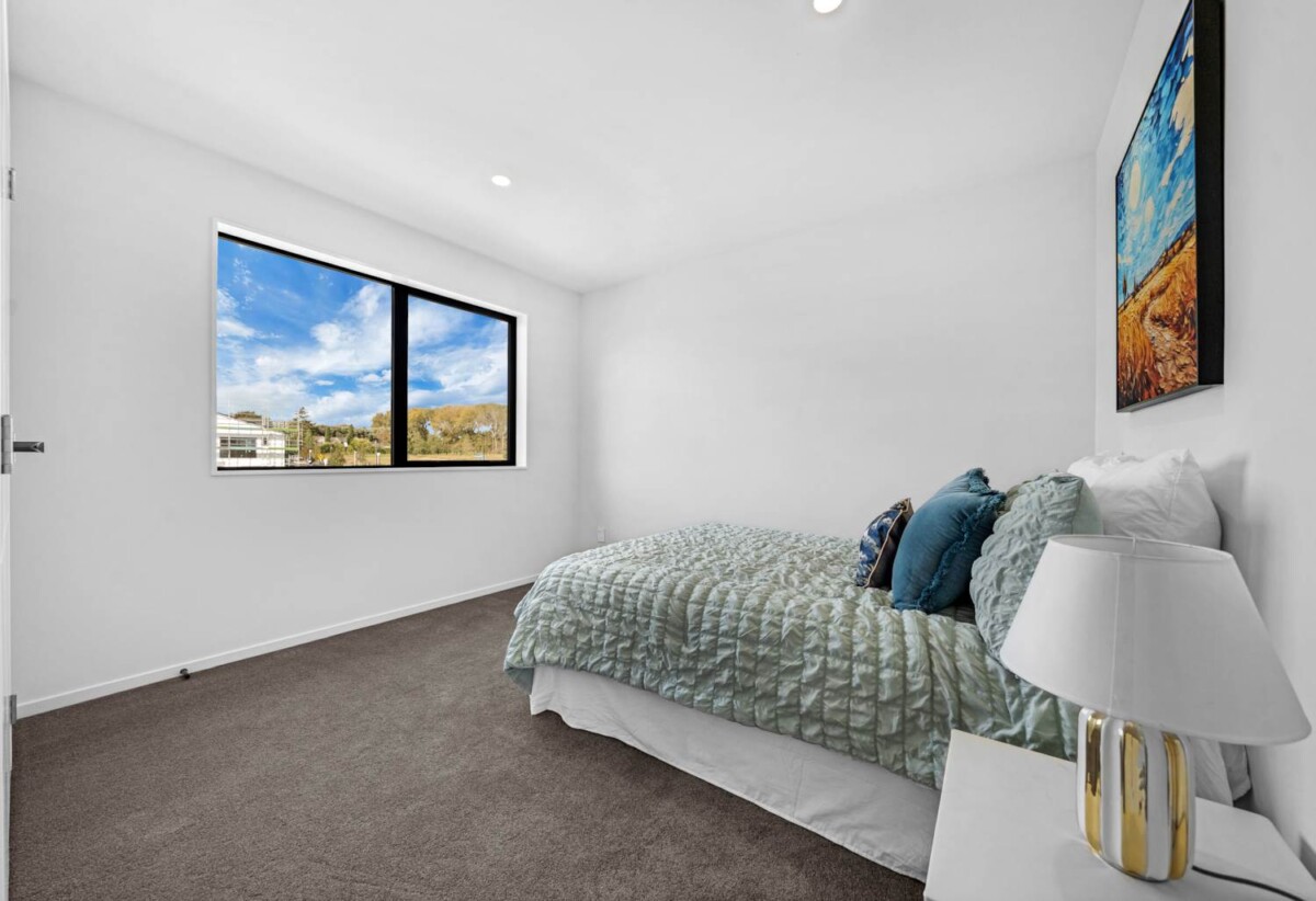 6 beds 4.5 baths house with garage and 1 bed granny, close to schools, shops, motorway access, waterfront walkway, 0.5 km to Hingaia Peninsula School, 2.2 km to Rosehill Intermediate and Rosehill College, 38 Gazala Road, Karaka, Auckland