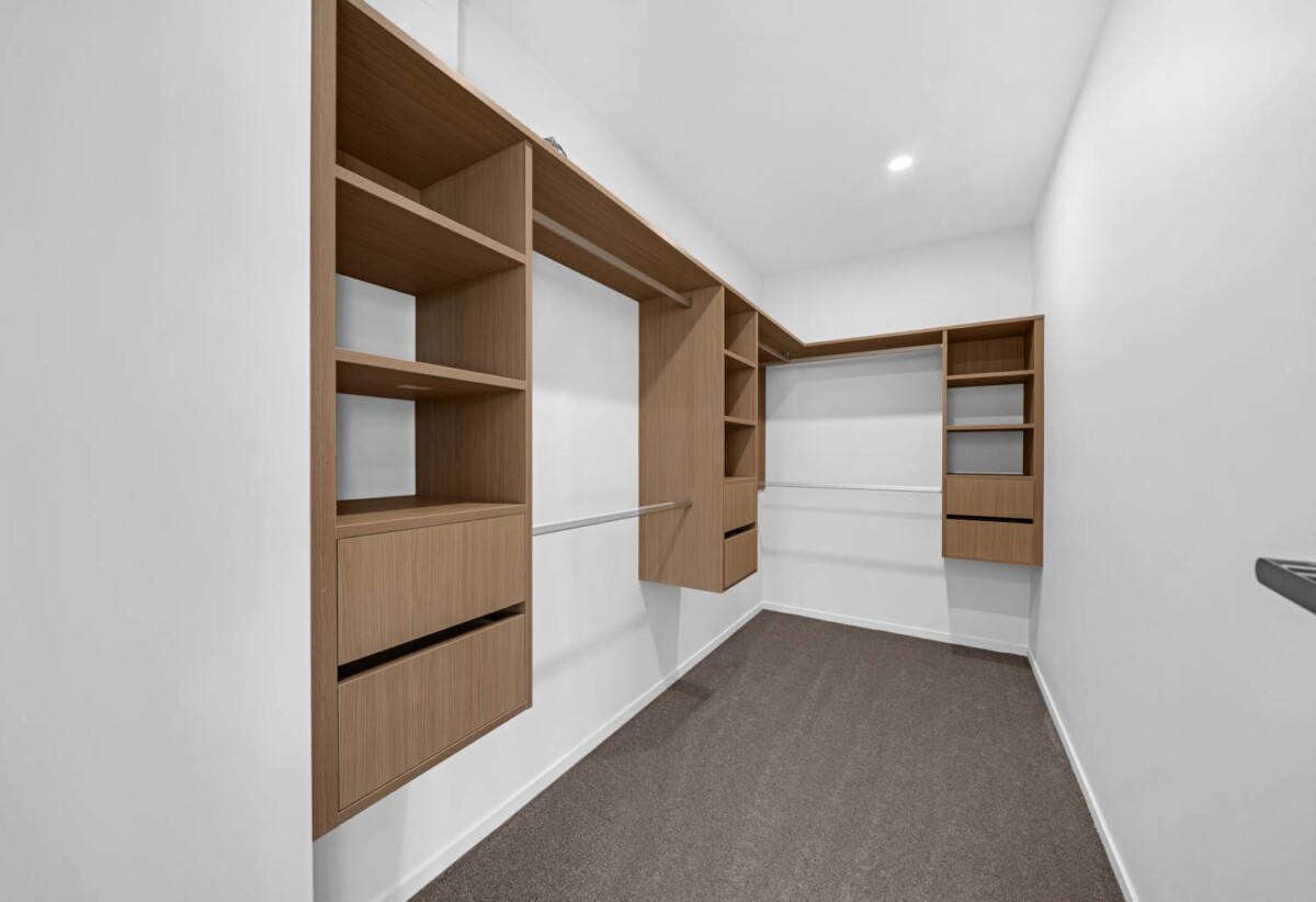 6 beds 4.5 baths house with garage and 1 bed granny, close to schools, shops, motorway access, waterfront walkway, 0.5 km to Hingaia Peninsula School, 2.2 km to Rosehill Intermediate and Rosehill College, 38 Gazala Road, Karaka, Auckland