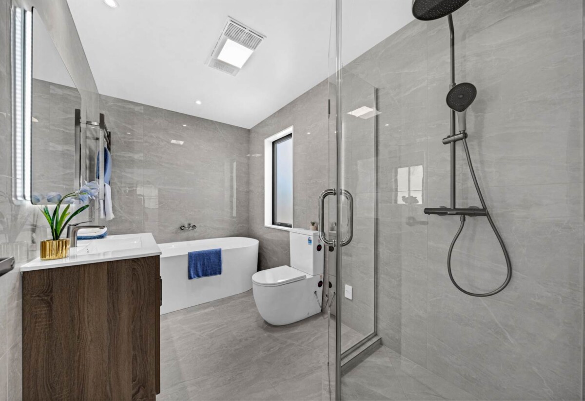 6 beds 4.5 baths house with garage and 1 bed granny, close to schools, shops, motorway access, waterfront walkway, 0.5 km to Hingaia Peninsula School, 2.2 km to Rosehill Intermediate and Rosehill College, 38 Gazala Road, Karaka, Auckland