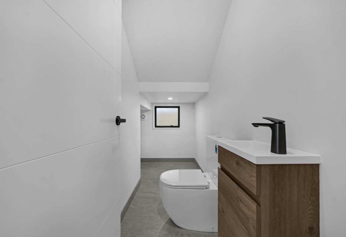 6 beds 4.5 baths house with garage and 1 bed granny, close to schools, shops, motorway access, waterfront walkway, 0.5 km to Hingaia Peninsula School, 2.2 km to Rosehill Intermediate and Rosehill College, 38 Gazala Road, Karaka, Auckland