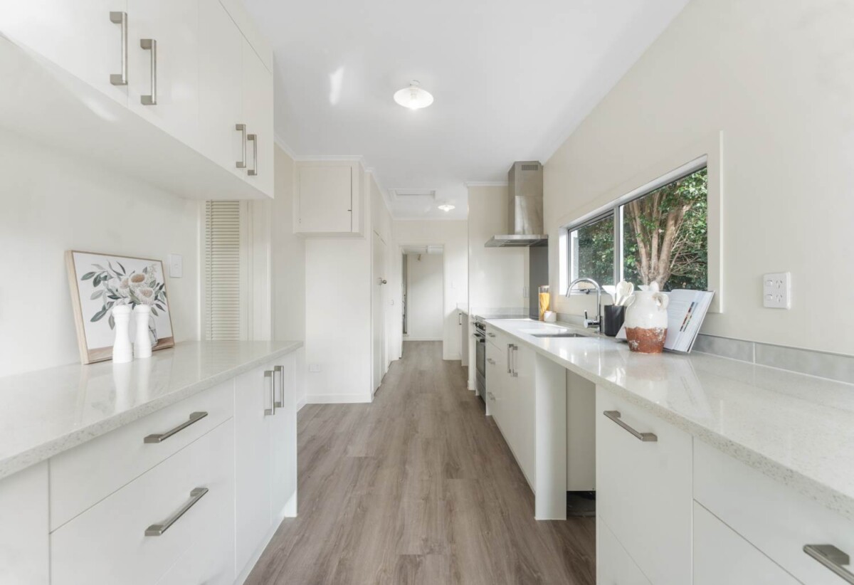 Home and income, 2 beds + a large study room 1 bath main home with 2 beds granny flat, Easy walking distance to Birkenhead Village, cafés, restaurants, supermarkets, Northcote College and Birkenhead Primary School, 10 Aorangi Place, Birkenhead, Auckland