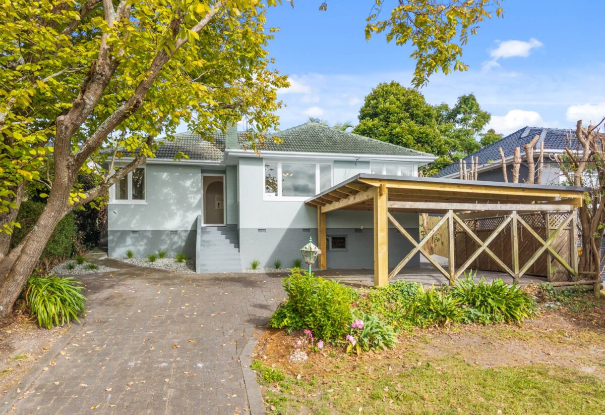 Home and income, 2 beds + a large study room 1 bath main home with 2 beds granny flat, Easy walking distance to Birkenhead Village, cafés, restaurants, supermarkets, Northcote College and Birkenhead Primary School, 10 Aorangi Place, Birkenhead, Auckland
