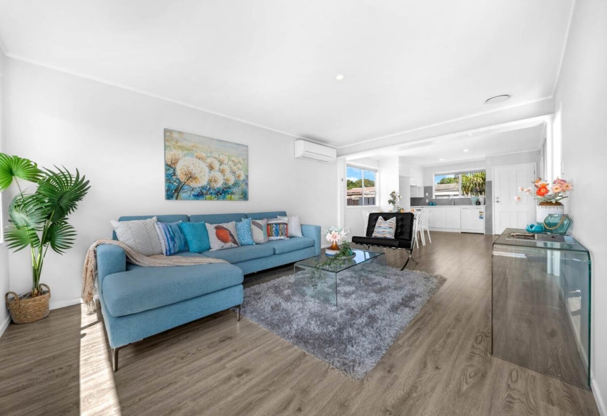 Fully renovated 3 beds 1 bath house with garage on 611m2 section, close to schools, shopping centres, motorway access, 27 Sandrine Avenue, Clover Park, Auckland