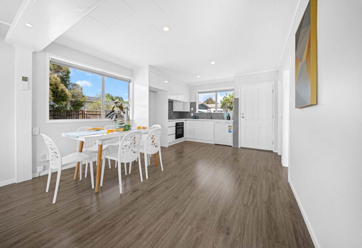 Fully renovated 3 beds 1 bath house with garage on 611m2 section, close to schools, shopping centres, motorway access, 27 Sandrine Avenue, Clover Park, Auckland