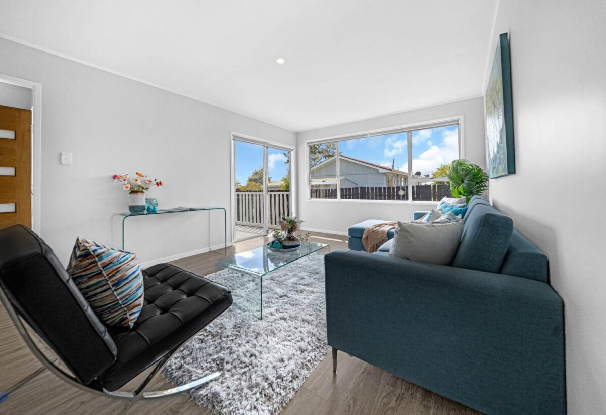 Fully renovated 3 beds 1 bath house with garage on 611m2 section, close to schools, shopping centres, motorway access, 27 Sandrine Avenue, Clover Park, Auckland