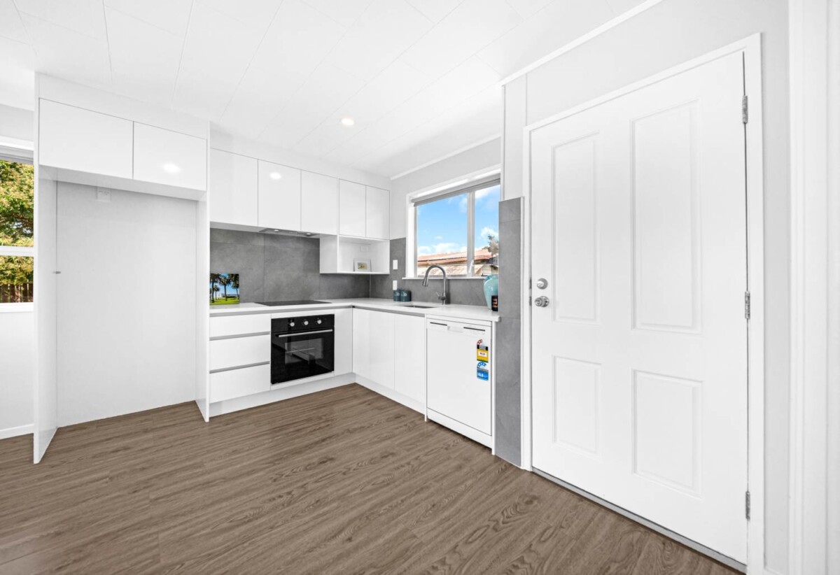 Fully renovated 3 beds 1 bath house with garage on 611m2 section, close to schools, shopping centres, motorway access, 27 Sandrine Avenue, Clover Park, Auckland