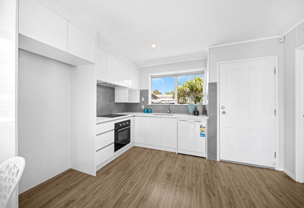 Fully renovated 3 beds 1 bath house with garage on 611m2 section, close to schools, shopping centres, motorway access, 27 Sandrine Avenue, Clover Park, Auckland