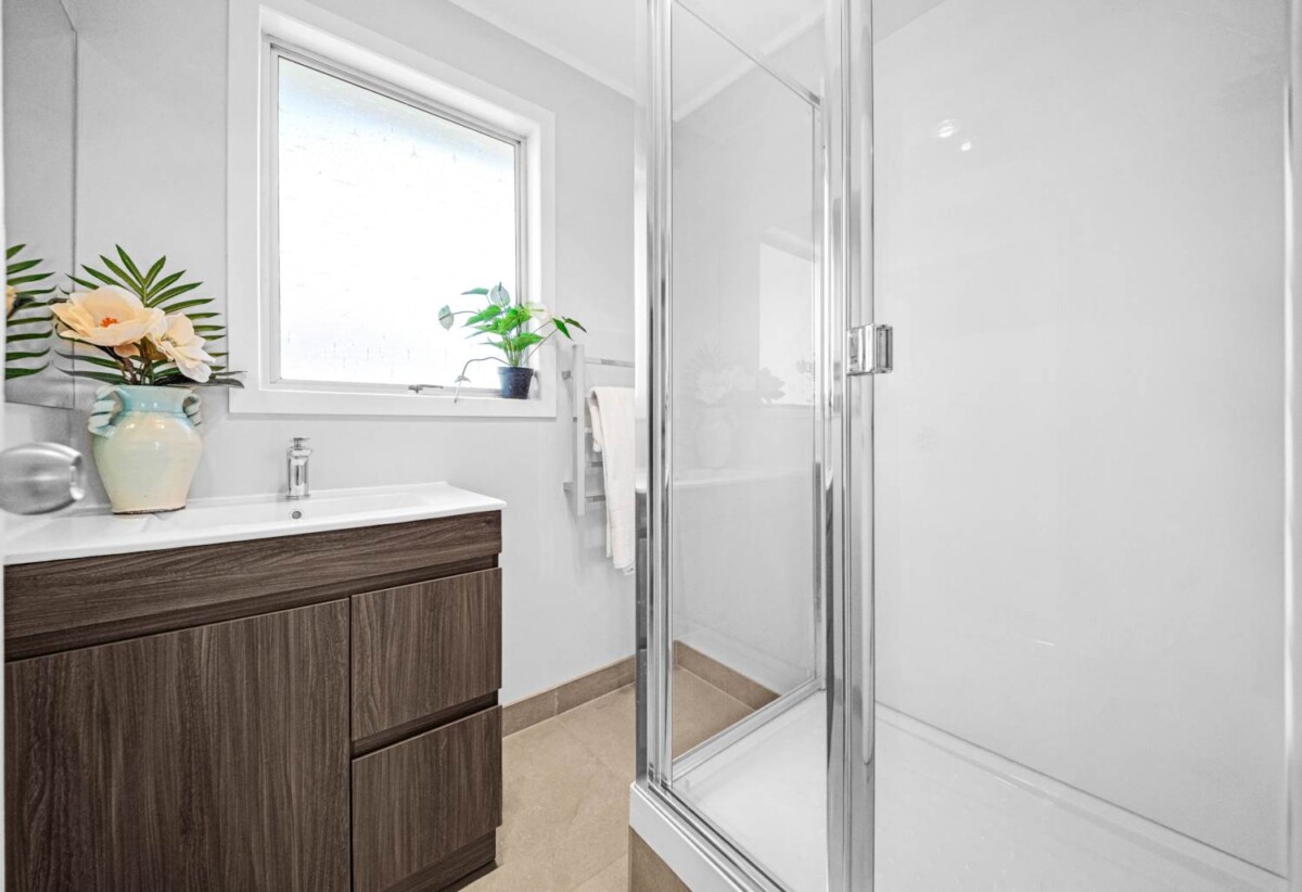 Fully renovated 3 beds 1 bath house with garage on 611m2 section, close to schools, shopping centres, motorway access, 27 Sandrine Avenue, Clover Park, Auckland