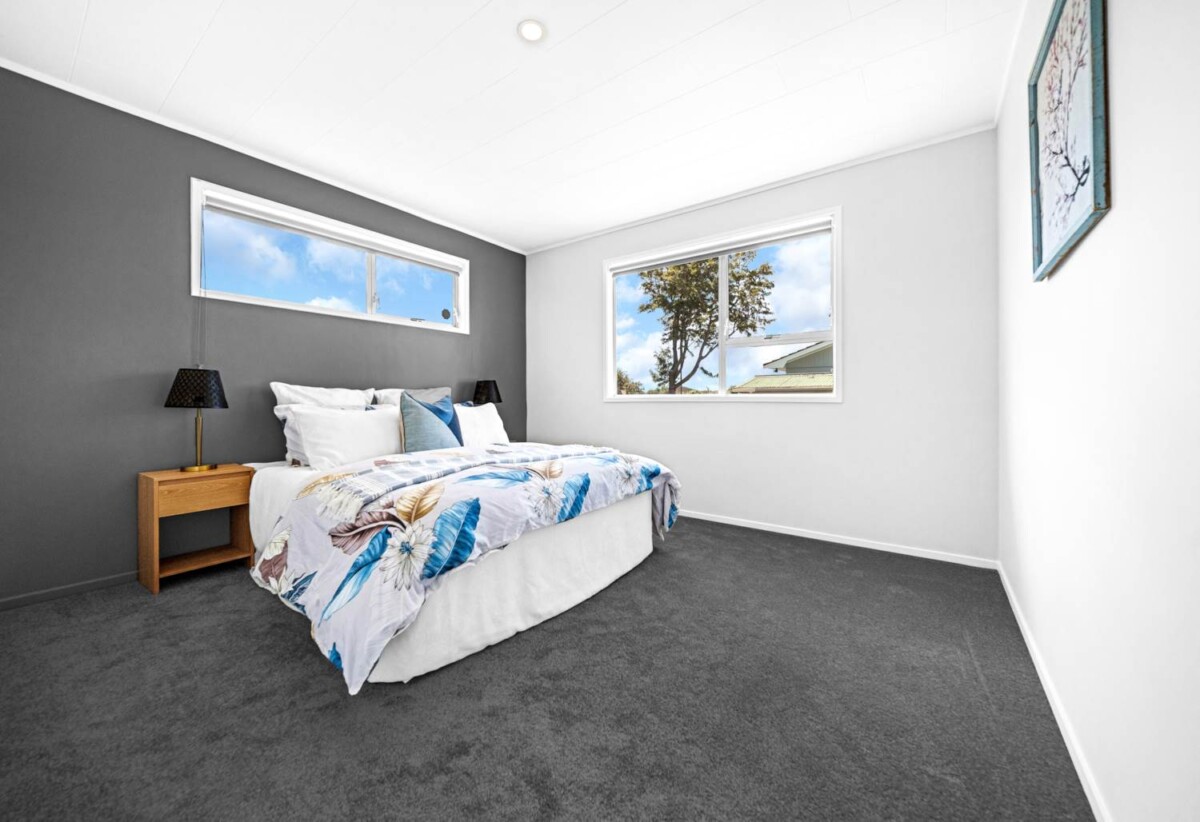 Fully renovated 3 beds 1 bath house with garage on 611m2 section, close to schools, shopping centres, motorway access, 27 Sandrine Avenue, Clover Park, Auckland