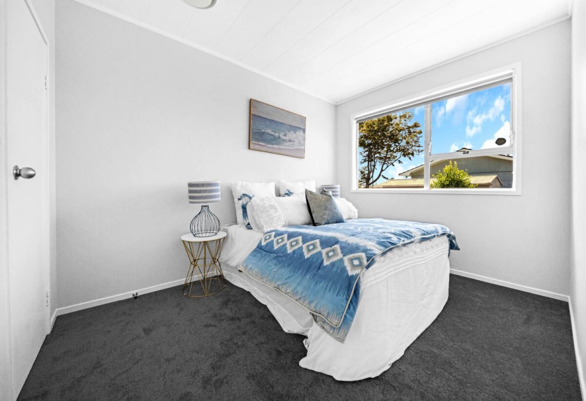 Fully renovated 3 beds 1 bath house with garage on 611m2 section, close to schools, shopping centres, motorway access, 27 Sandrine Avenue, Clover Park, Auckland