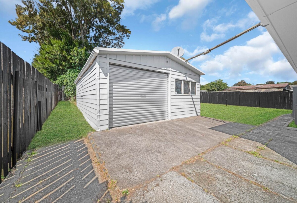 Fully renovated 3 beds 1 bath house with garage on 611m2 section, close to schools, shopping centres, motorway access, 27 Sandrine Avenue, Clover Park, Auckland
