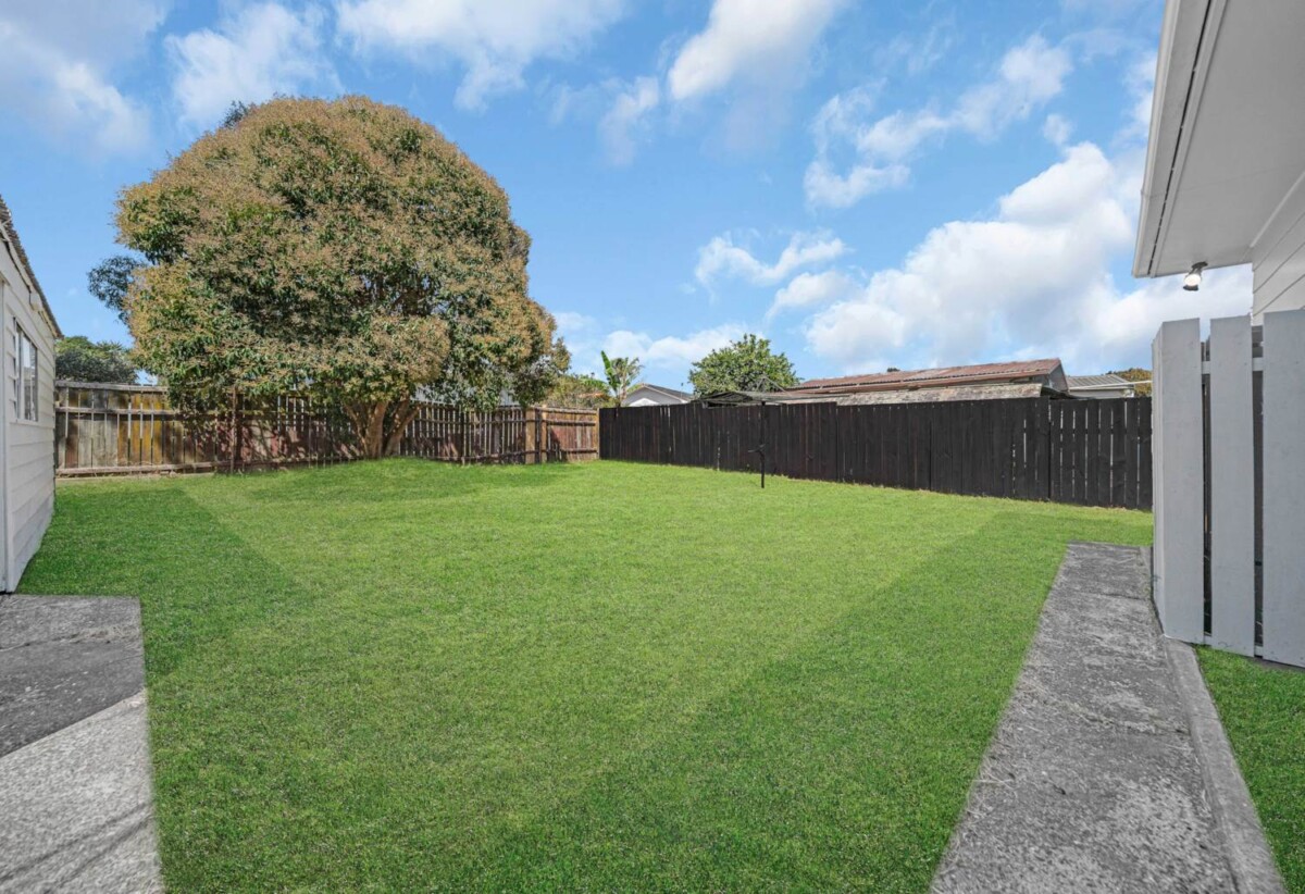 Fully renovated 3 beds 1 bath house with garage on 611m2 section, close to schools, shopping centres, motorway access, 27 Sandrine Avenue, Clover Park, Auckland