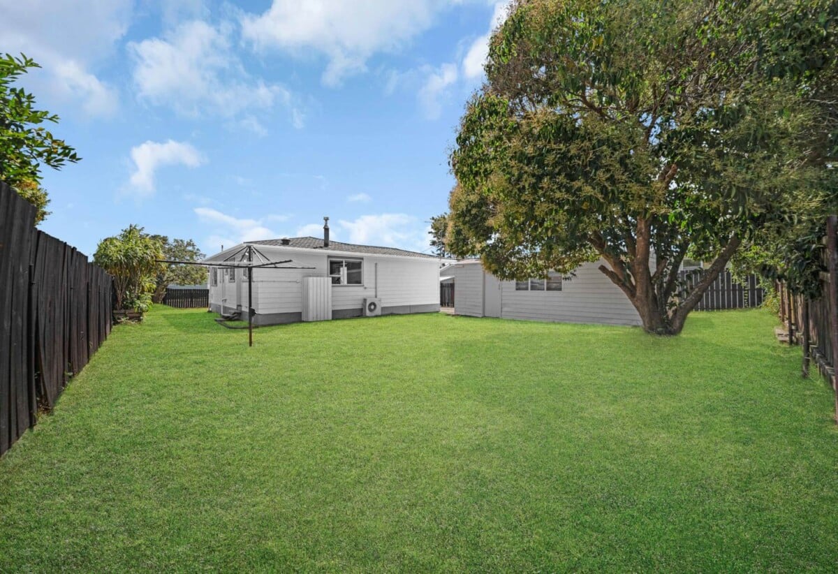 Fully renovated 3 beds 1 bath house with garage on 611m2 section, close to schools, shopping centres, motorway access, 27 Sandrine Avenue, Clover Park, Auckland