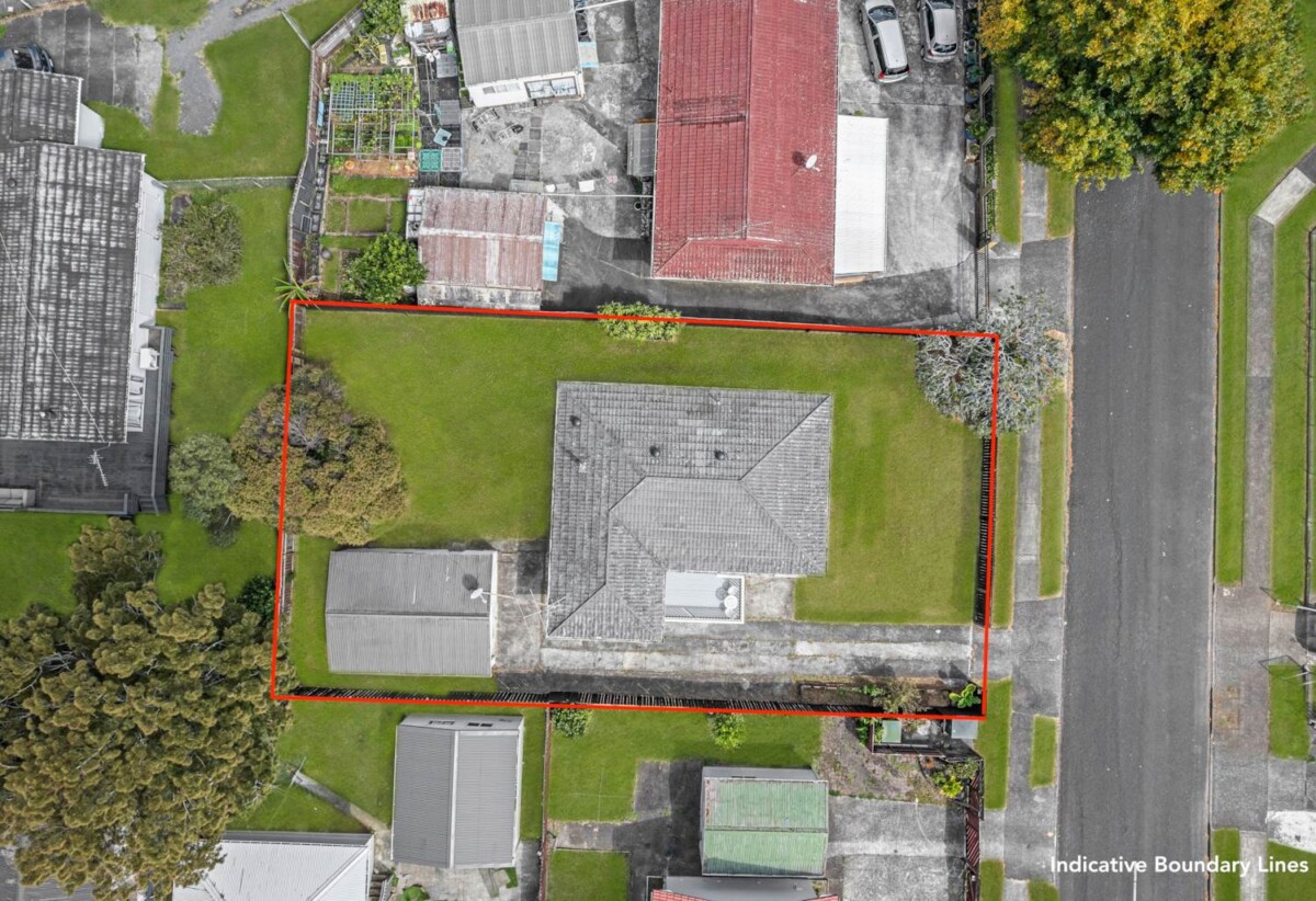 Fully renovated 3 beds 1 bath house with garage on 611m2 section, close to schools, shopping centres, motorway access, 27 Sandrine Avenue, Clover Park, Auckland