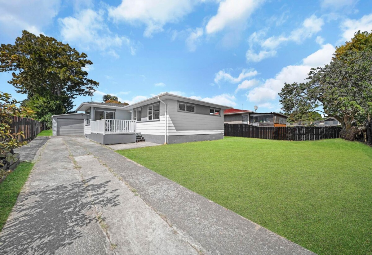 Fully renovated 3 beds 1 bath house with garage on 611m2 section, close to schools, shopping centres, motorway access, 27 Sandrine Avenue, Clover Park, Auckland