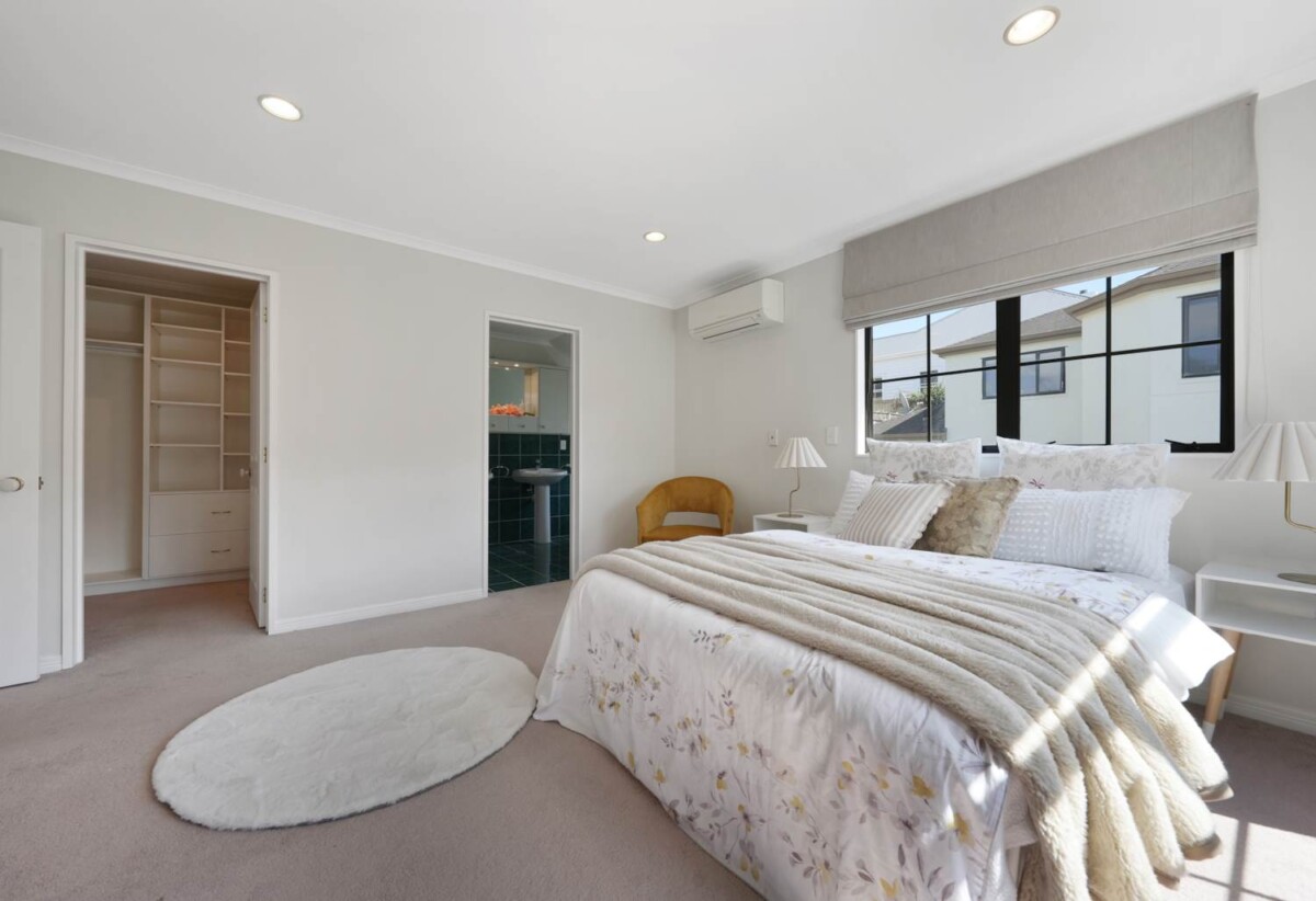 4 beds 2.5 baths house with double garage on 375m2 section, close proximity to Greenwoods Corner, Royal Oak Mall, cafes, restaurants, schools, parks, 0.4 km to Royal Oak School, 35 Goodland Street, Royal Oak, Auckland
