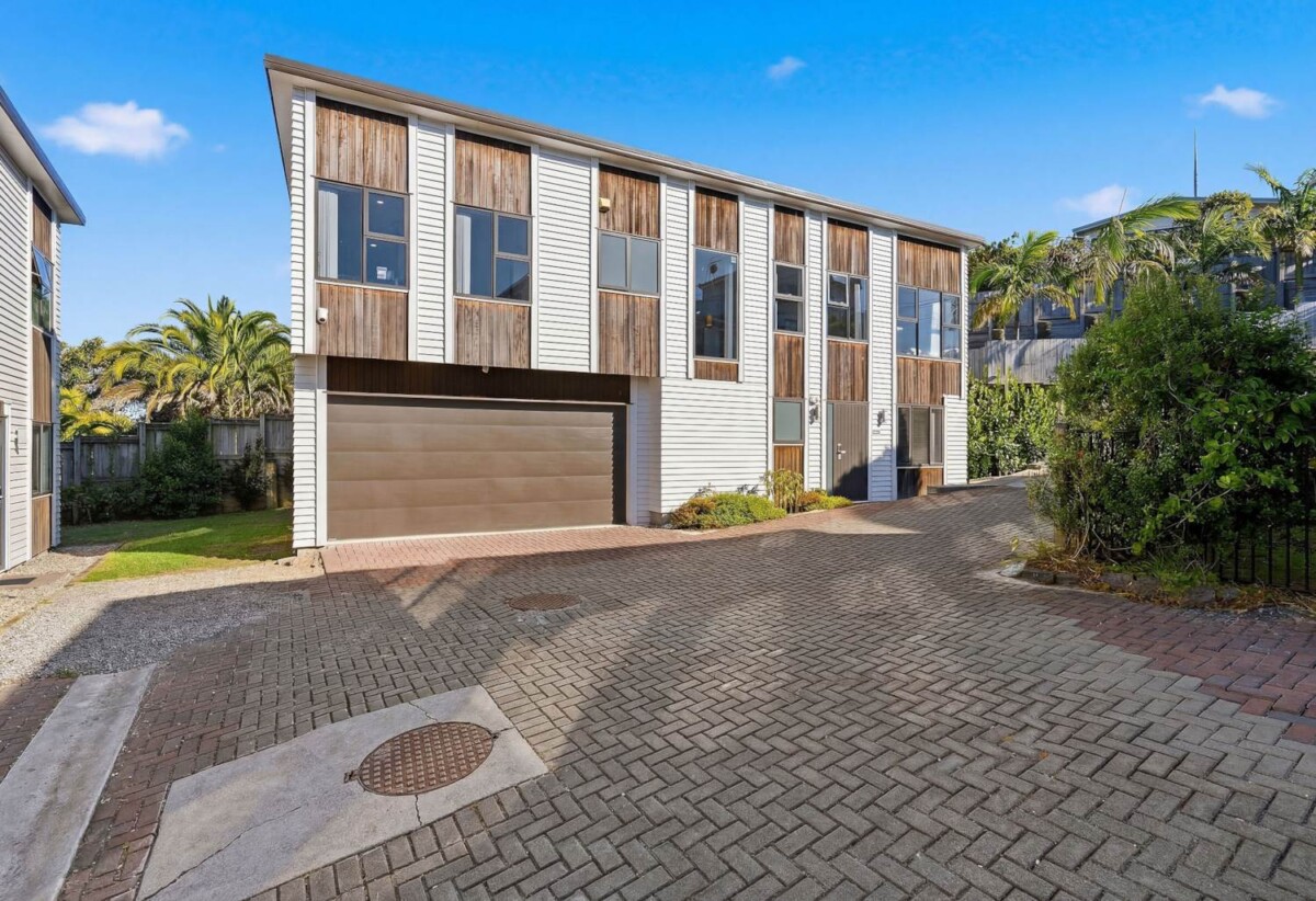 4 beds 2.5 baths home with double garage, minutes to Long Bay and Torbay shops, local clubs, schools, beaches, 338F Glenvar Road, Torbay, Auckland