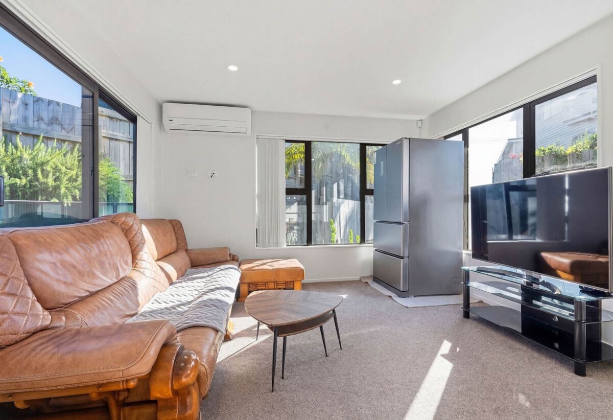 4 beds 2.5 baths home with double garage, minutes to Long Bay and Torbay shops, local clubs, schools, beaches, 338F Glenvar Road, Torbay, Auckland