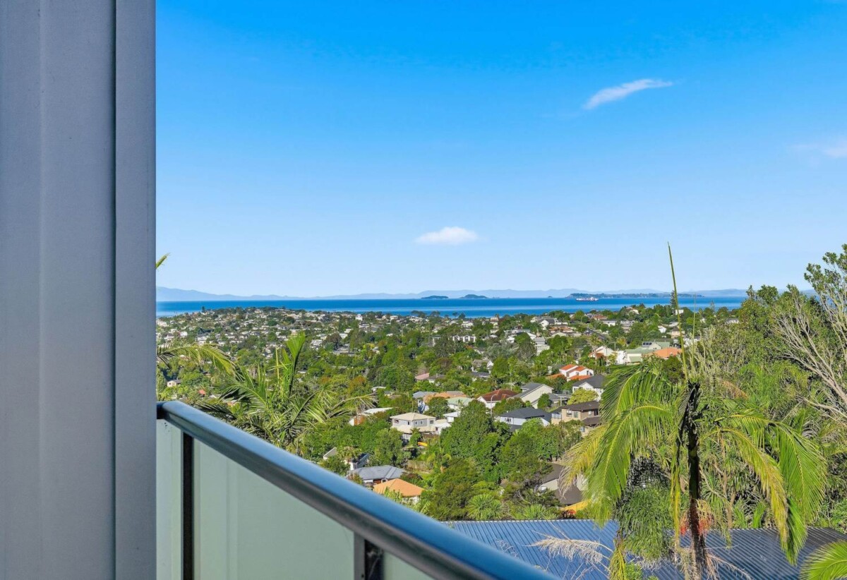 4 beds 2.5 baths home with double garage, minutes to Long Bay and Torbay shops, local clubs, schools, beaches, 338F Glenvar Road, Torbay, Auckland