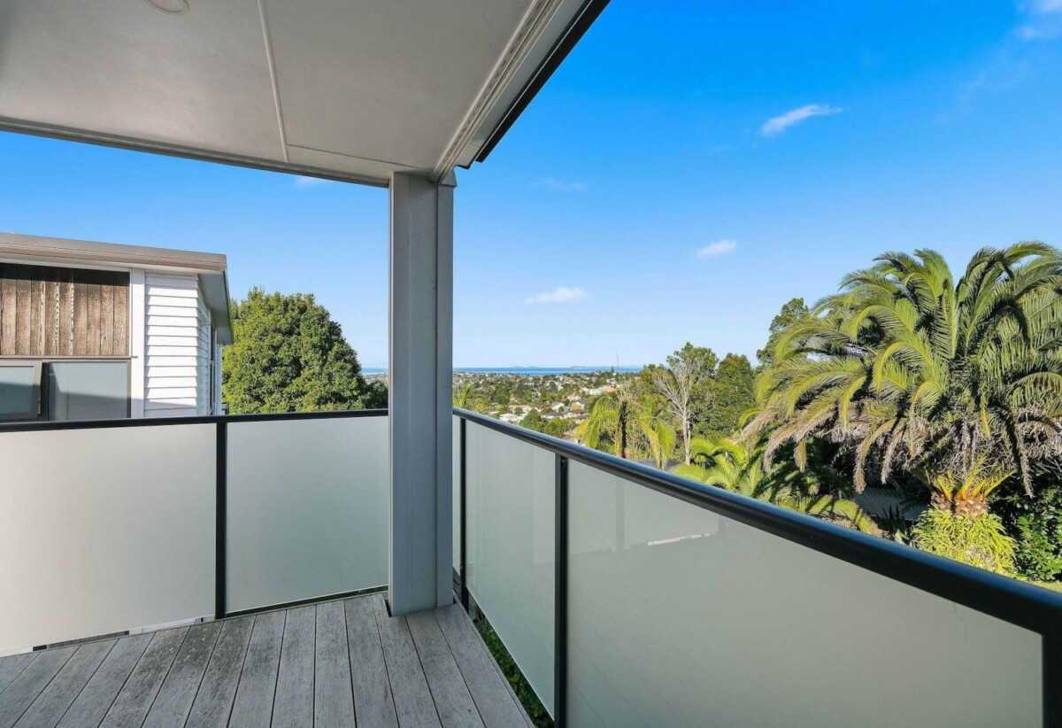 4 beds 2.5 baths home with double garage, minutes to Long Bay and Torbay shops, local clubs, schools, beaches, 338F Glenvar Road, Torbay, Auckland