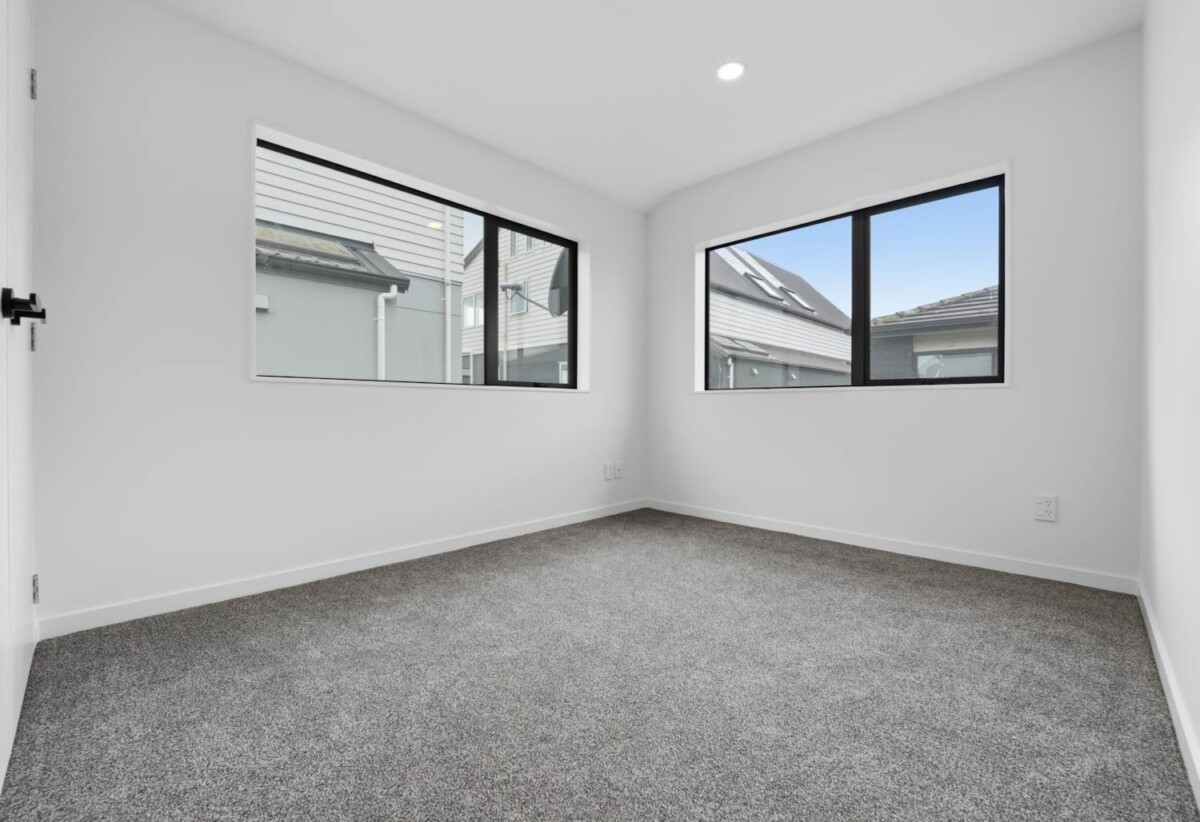 Brick and tile 4 beds 2.5 baths home with garage, walks to school, close to shops, supermarket, train station, waterfront reserve, zoned for Pt England School, Ruapotaka School, Tamaki College, 7C Holland Avenue, Pt England, Auckland