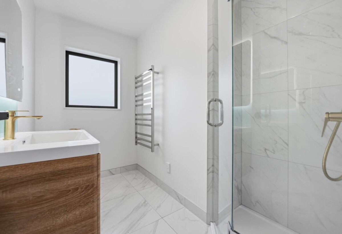 Brick and tile 4 beds 2.5 baths home with garage, walks to school, close to shops, supermarket, train station, waterfront reserve, zoned for Pt England School, Ruapotaka School, Tamaki College, 7C Holland Avenue, Pt England, Auckland
